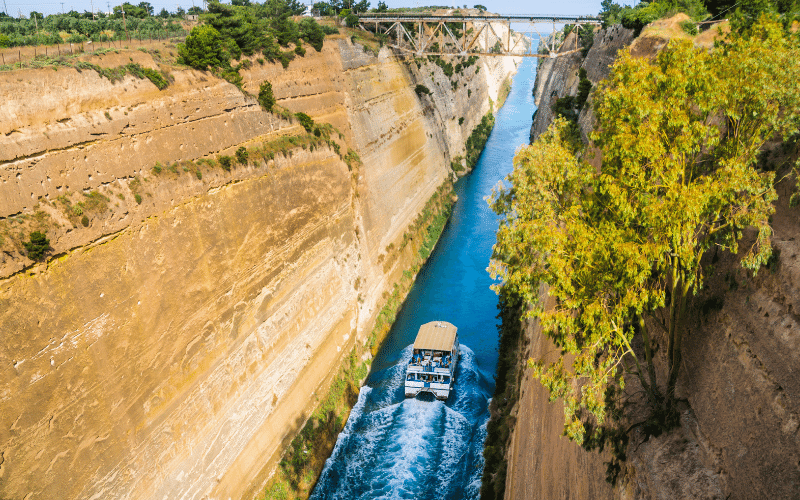 canal de Corinto y el paso de un barco