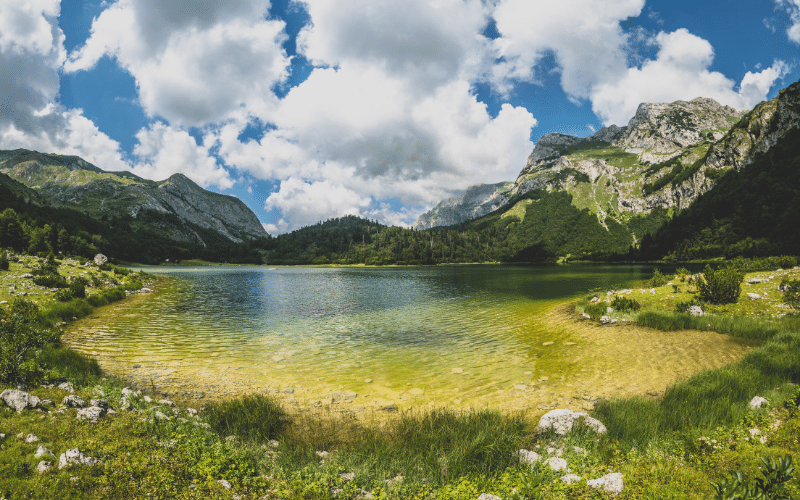 Lago Trnovacko y los distintos tonos de sus aguas