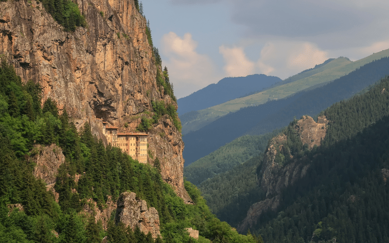 El monasterio de Sumela excavado en la roca