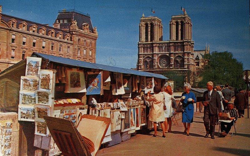Notre-Dame con los puestos de libros en París