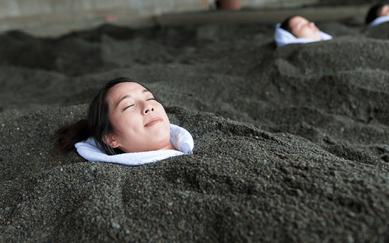 Baños de arena en la costa de Ibusuki, Japón, lugares para desconectar