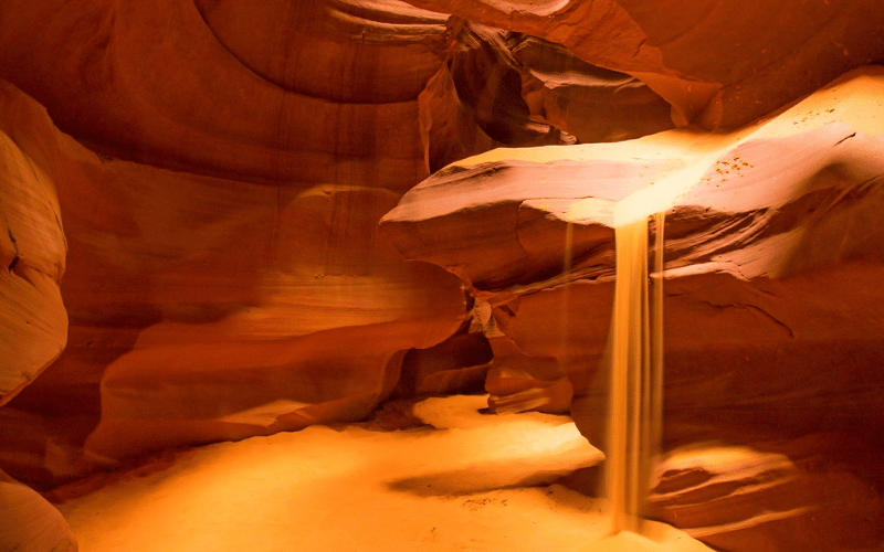 Algunos de los hilos de arena que caen por las formaciones del cañón
