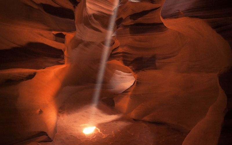 Rayo de luz que busque su sitio entre las paredes del cañón del Antílope
