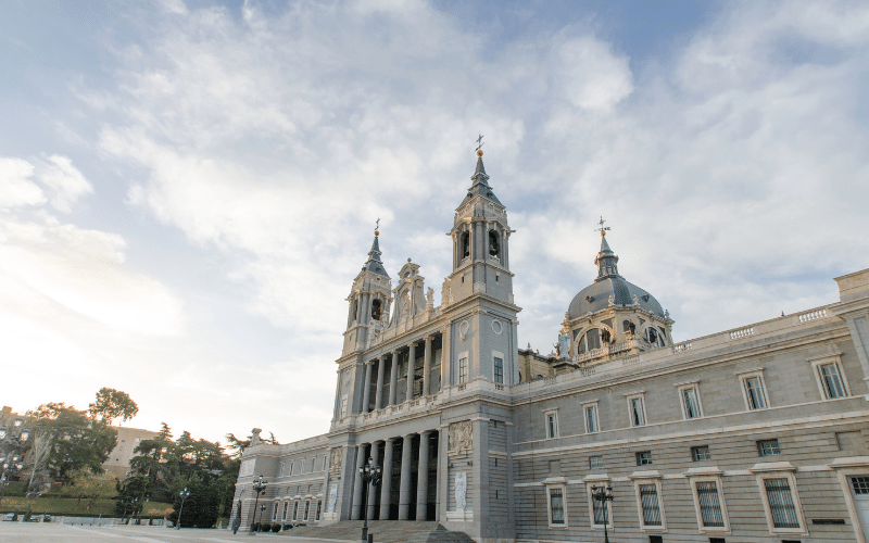 Catedral de La Almudena en Madrid, vacaciones en España
