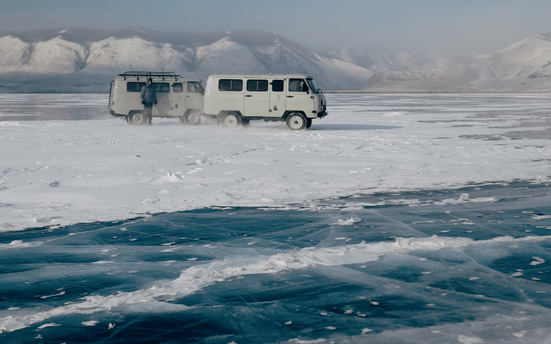 Vehículos sobre el helado lago Baikal