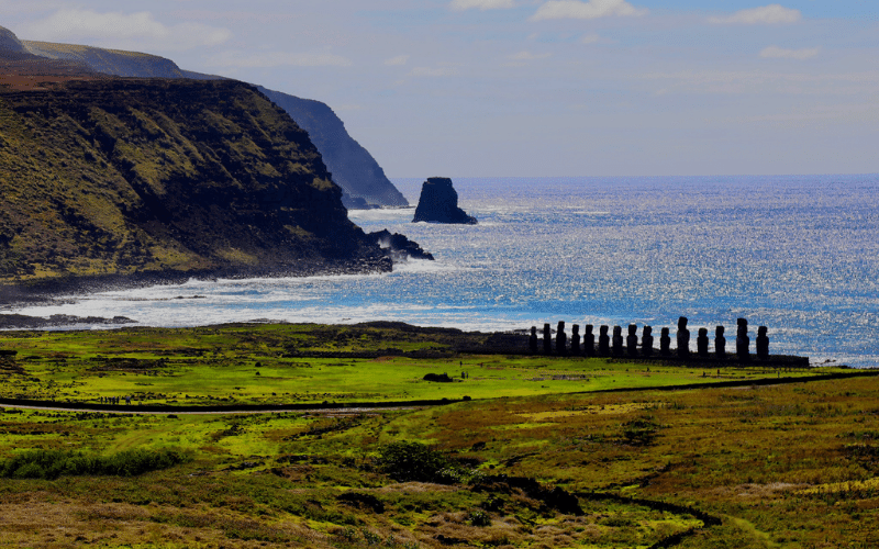 Vista de la costa de la Isla de Pascua y los moáis de Ahu Tongariki