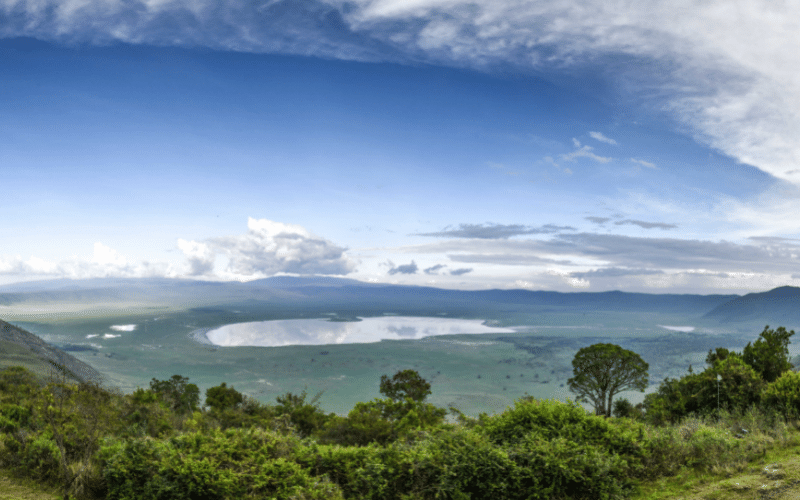 El cráter de Ngorongoro con el lago lleno de agua
