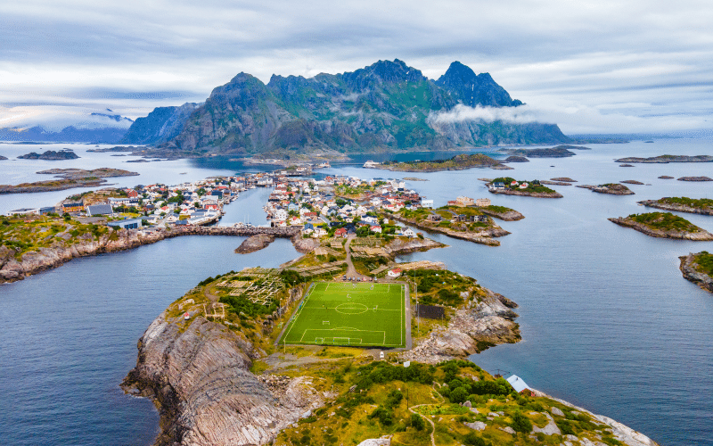El peculiar campo de fútbol de Henningsvaer