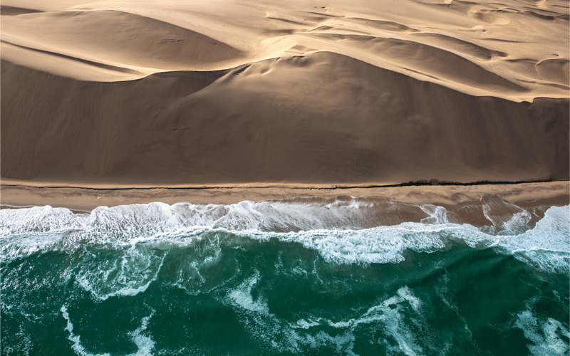 El mar se encuentra con las dunas en la Costa de los Esqueletos