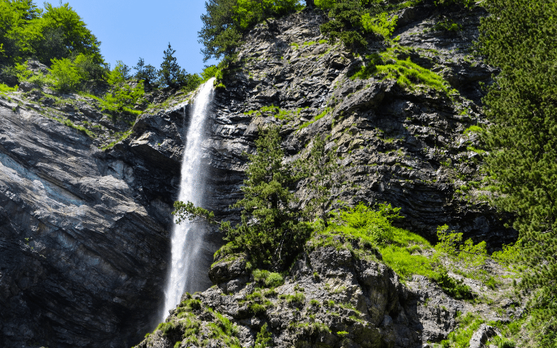 Una de las cascadas que se pueden ver a lo largo de la ruta a Valbonë
