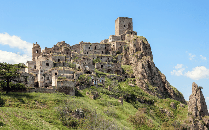 Craco, el pueblo italiano testigo de un pasado perdido entre los acantilados de Basilicata. Sin duda, uno de los pueblos abandonados más fascinantes del mundo