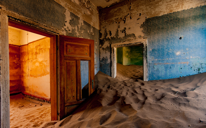 Kolmanskop es ahora reclamada por la arena, dejando atrás su pasado como una de las ciudades más ricas de África