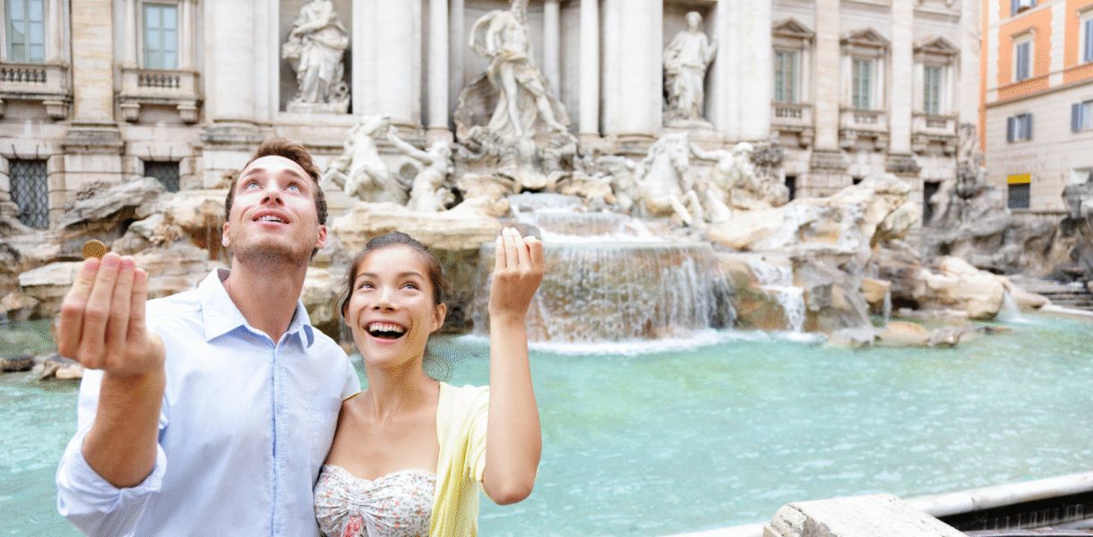 tirando monedas de la Fontana di Trevi