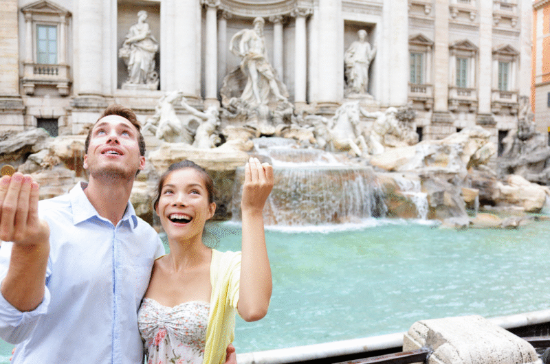 tirando monedas de la Fontana di Trevi
