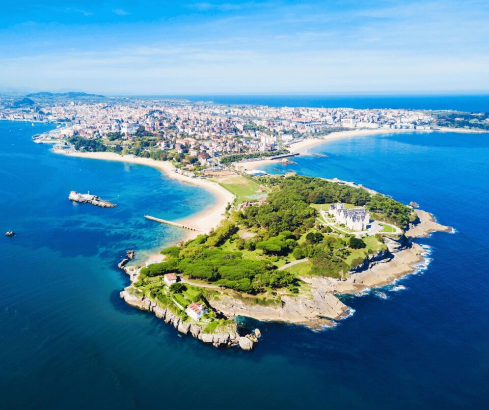 El Palacio de la Magdalena bañado por el mar Cantábrico es una parada obligatoria en Santander