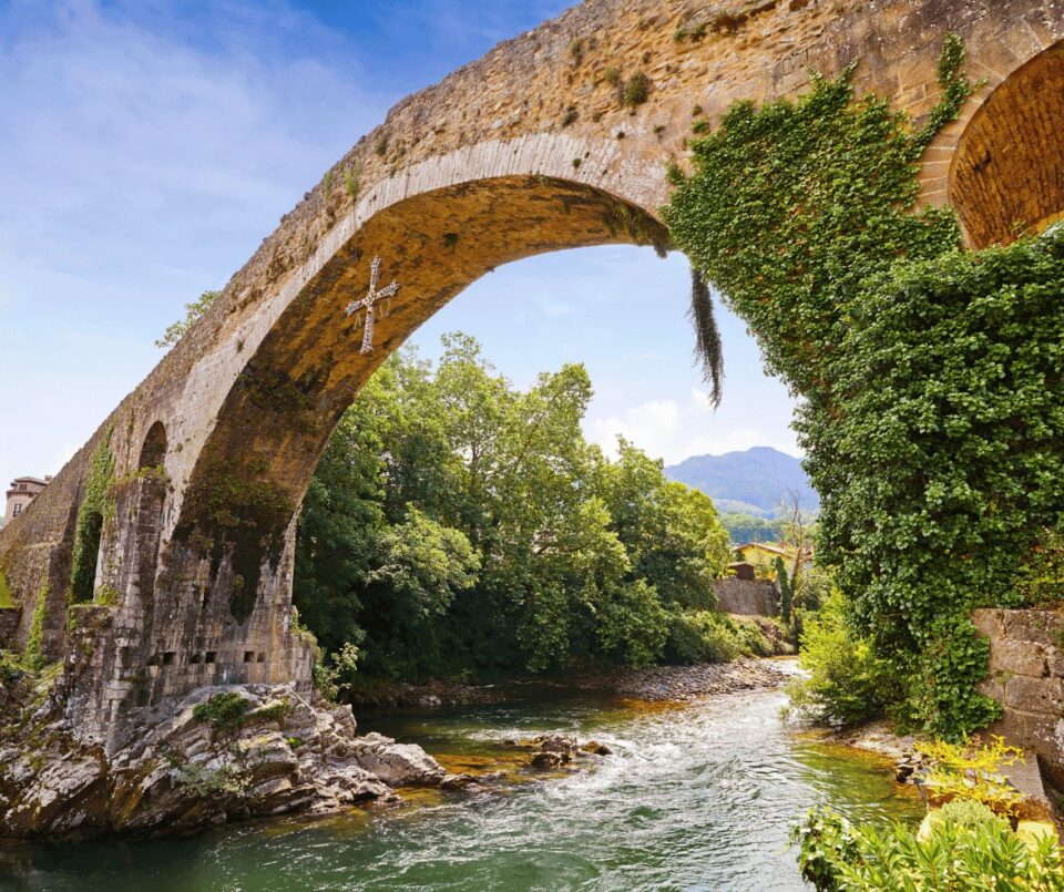 El Puente Romano es un símbolo de Cangas de Onís, con un arco que se alza sobre el río Sella.