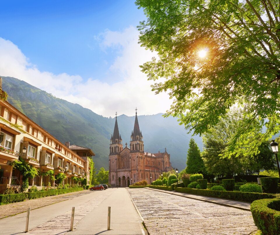 La Basílica de Covadonga se alza majestuosamente entre montañas, creando un lugar sagrado con vistas impresionantes. Todo un símbolo del norte de España