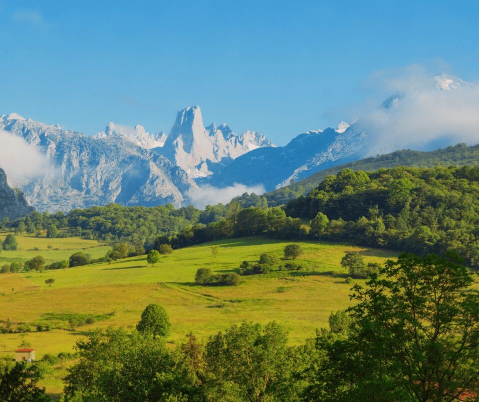 Desde el Mirador de Naranjo de Bulnes, puedes disfrutar de una vista espectacular del famoso pico y el paisaje circundante del norte de España