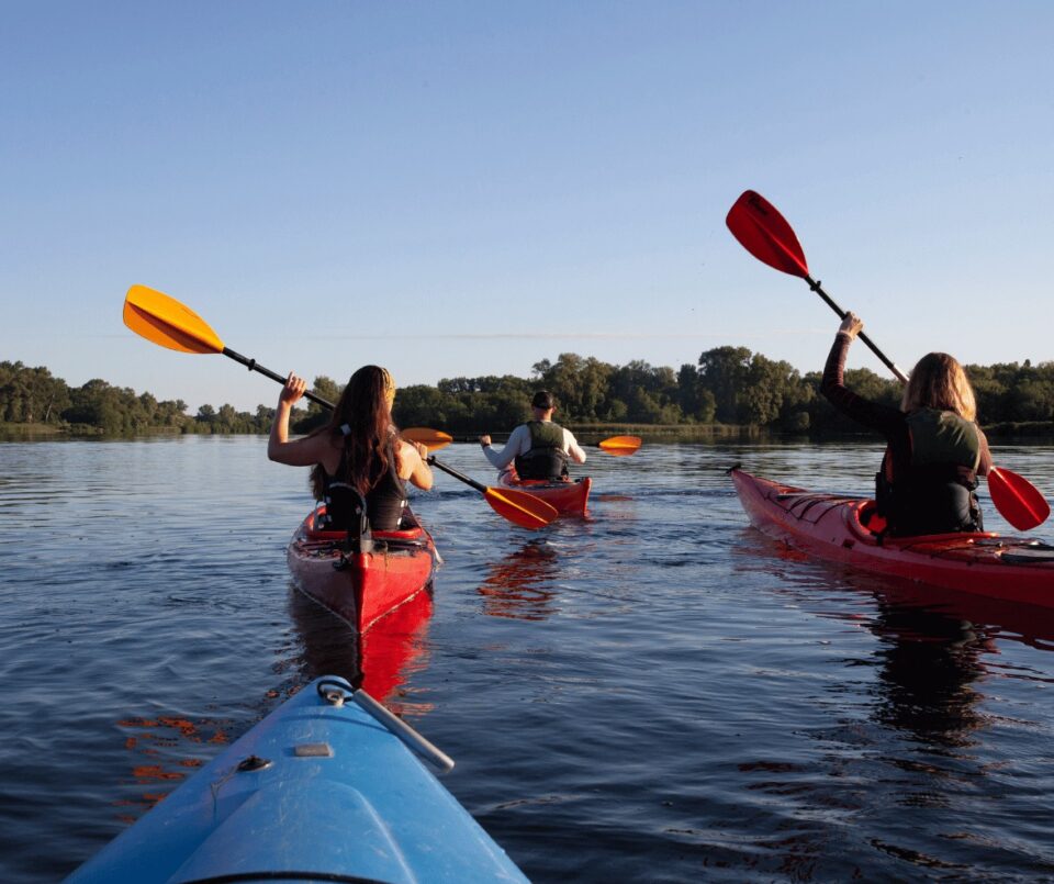 El descenso del Sella en canoa es una experiencia emocionante, permitiendo disfrutar del paisaje mientras te deslizas por el río.