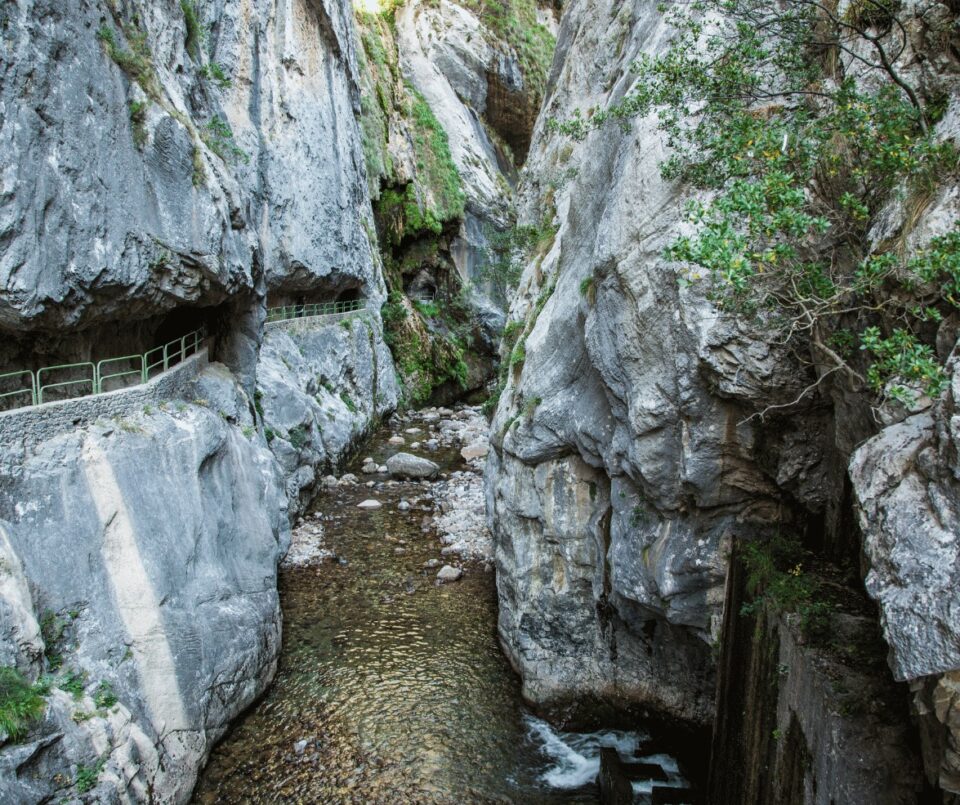 Hay tramos de la ruta del Cares que discurren a través de la roca