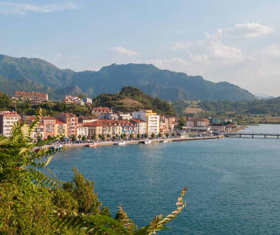 Las playas y calles de Ribadesella son el lugar perfecto para relajarse y disfrutar del ambiente costero.