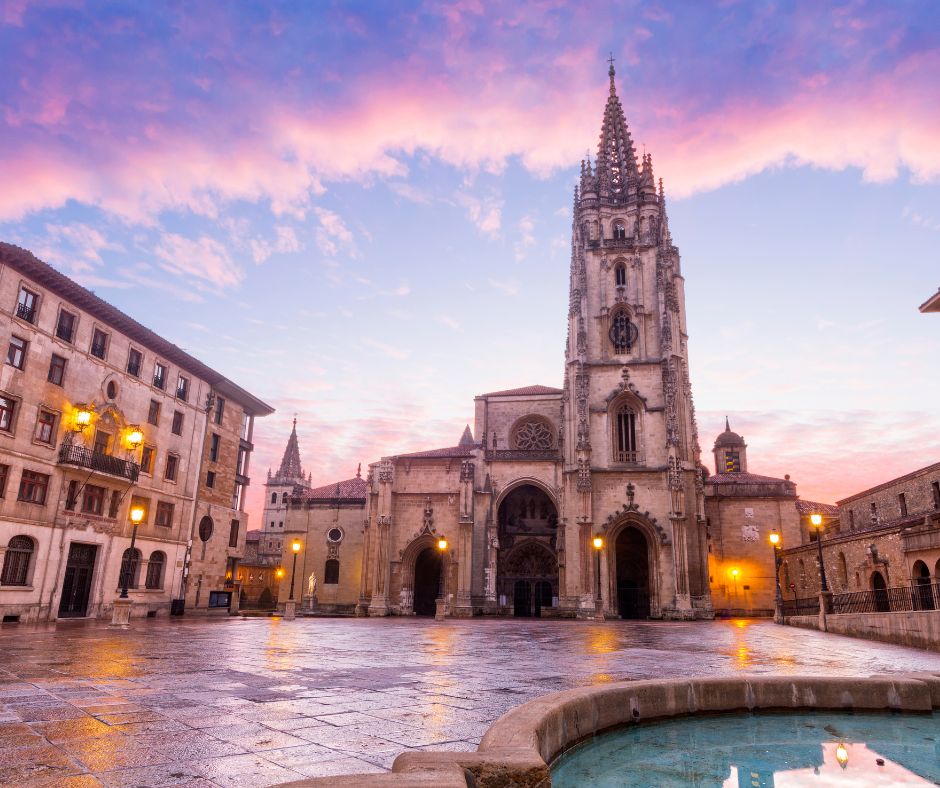 La catedral gótica de Oviedo es un símbolo de la ciudad y ofrece una combinación única de historia y arquitectura.