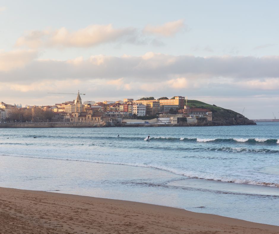 Gijón destaca por su playa de San Lorenzo, el casco antiguo de Cimavilla y su ambiente de sidrerías. La última para de la ruta por el norte de España