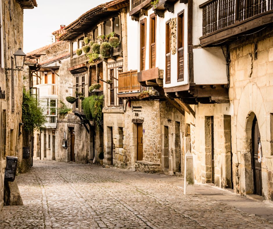 Las calles empedradas de Santillana del Mar te transportarán a otra época, con su arquitectura tradicional y ambiente encantador