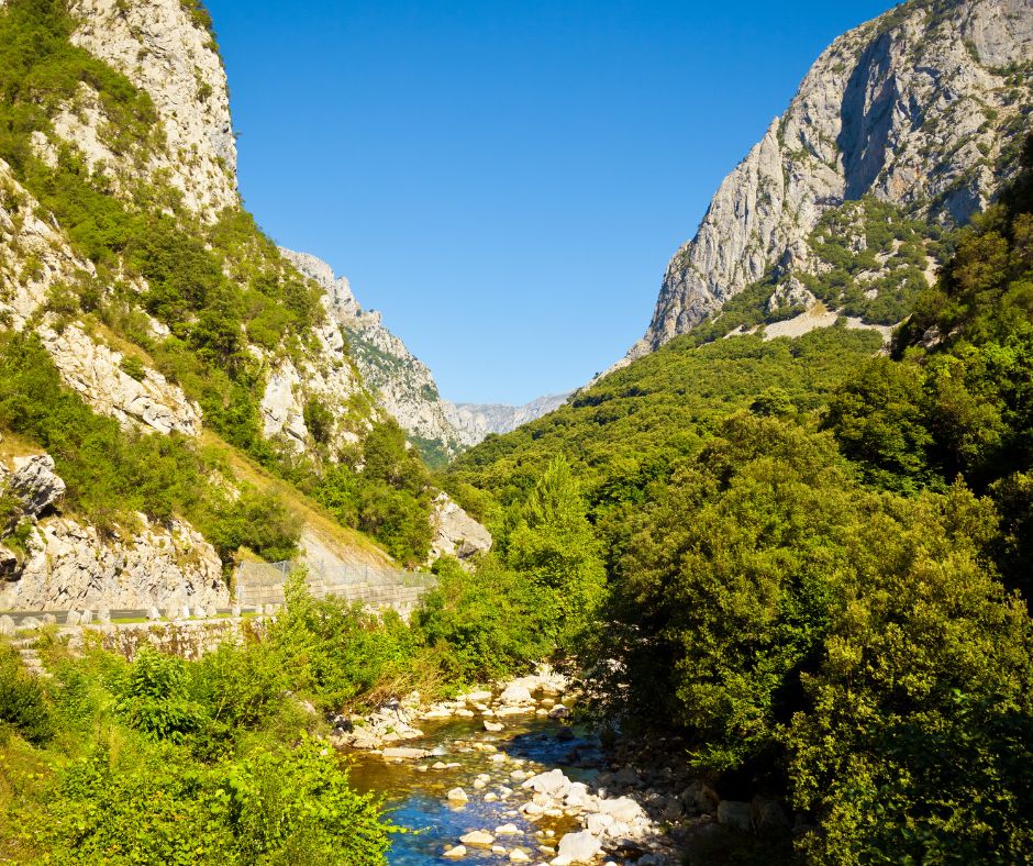El Desfiladero de la Hermida es una impresionante garganta rodeada de altas montañas y vegetación exuberante del norte de España