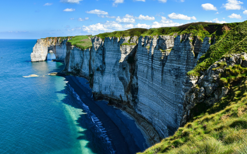 Acantilados de Étretat con la Porte d'Aval, que es la formación con el arco