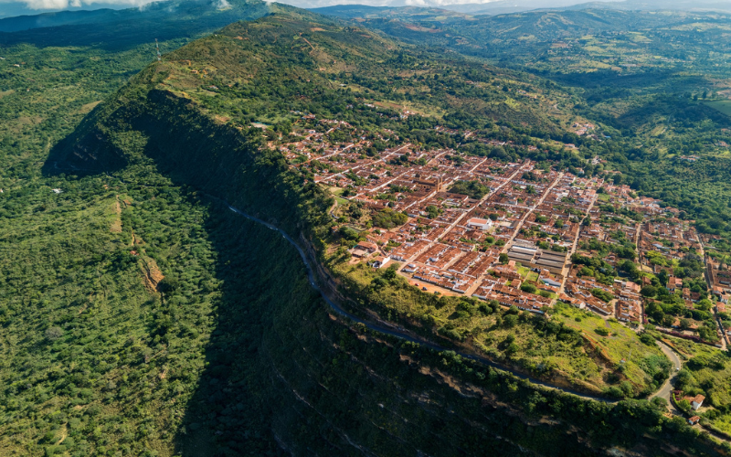 Vista aérea de Barichara para apreciar su entorno natural