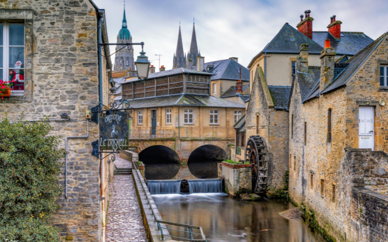 Pintoresco paisaje urbano de Bayeux, con el canal y las tradicionales casas de piedra. Qué ver en Normandía