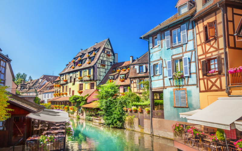 Colmar con sus casas de colores con entramado de madera y canales que recorren sus calles