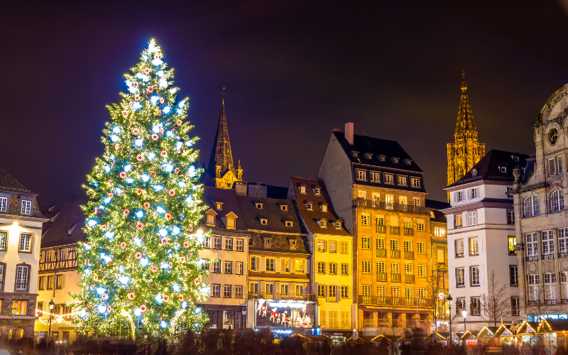 Plaza Kléber de Estrasburgo durante el mercado navideño, conocido como Christkindelsmärik