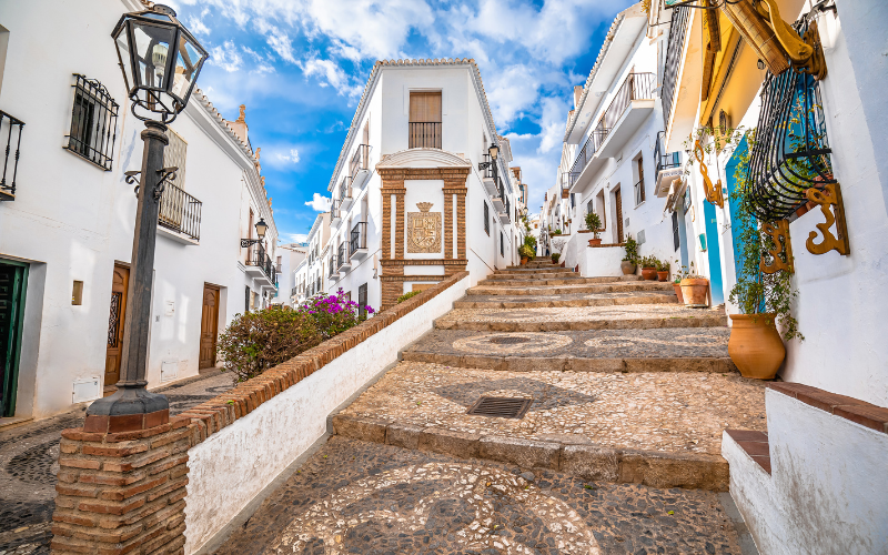 Frigiliana con sus bonitas calles empedradas y casas encaladas