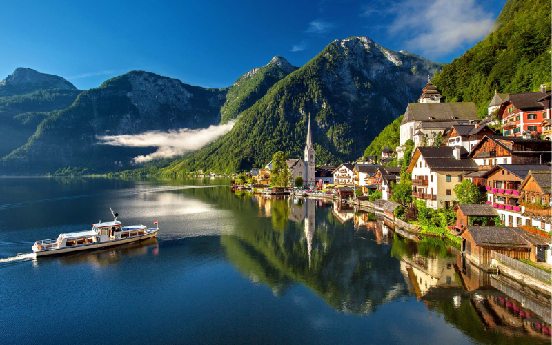 Hallstatt y su entorno de cuento, con el lago Hallstätter See y montañas alpinas