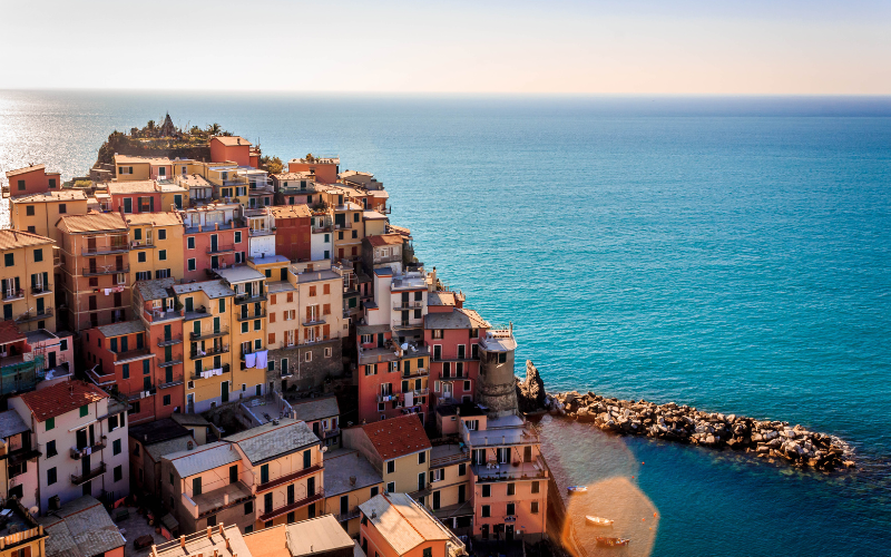 El encanto de Manarola, con sus casas de colores que combinan a la perfección con el azul del mar