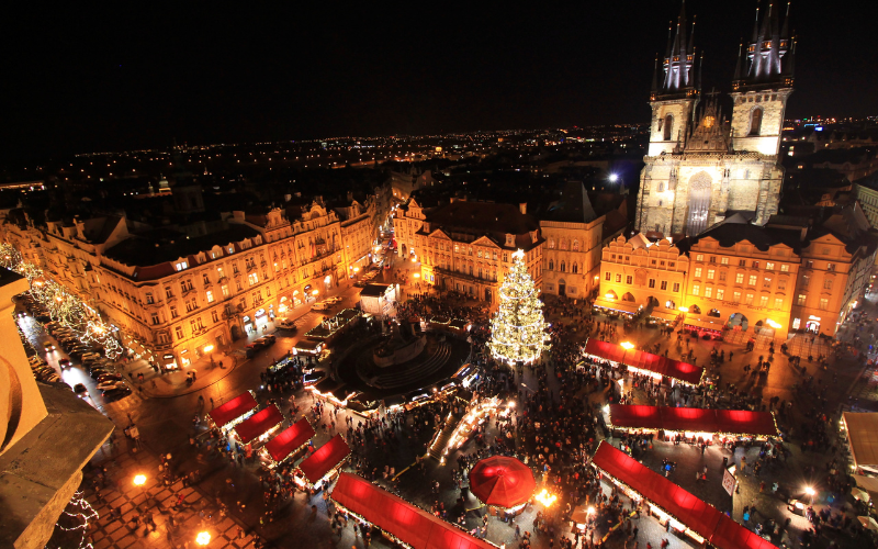 Plaza de la Ciudad Vieja en Praga, con el gran árbol de Navidad iluminado y el mercado navideño