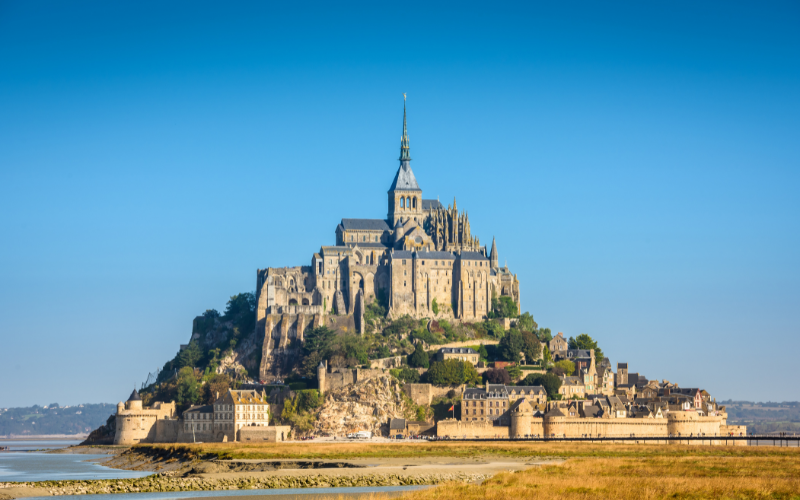 El Monte Saint-Michel, con la abadía benedictina, es Patrimonio de la Humanidad de la UNESCO