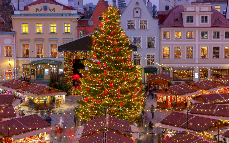 Mercado Navideño de Tallin, en la Plaza del Ayuntamiento, con bonitas decoraciones
