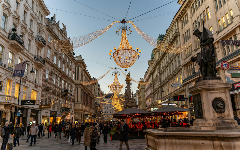 Calle Graben en el centro de Viena, Austria, con bonitas decoraciones de Navidad