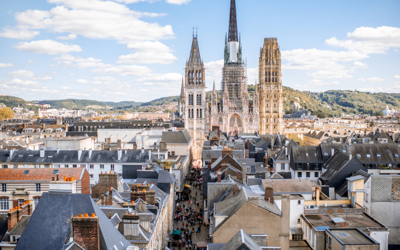 Vista aérea del conjunto urbano y la catedral de Rouen