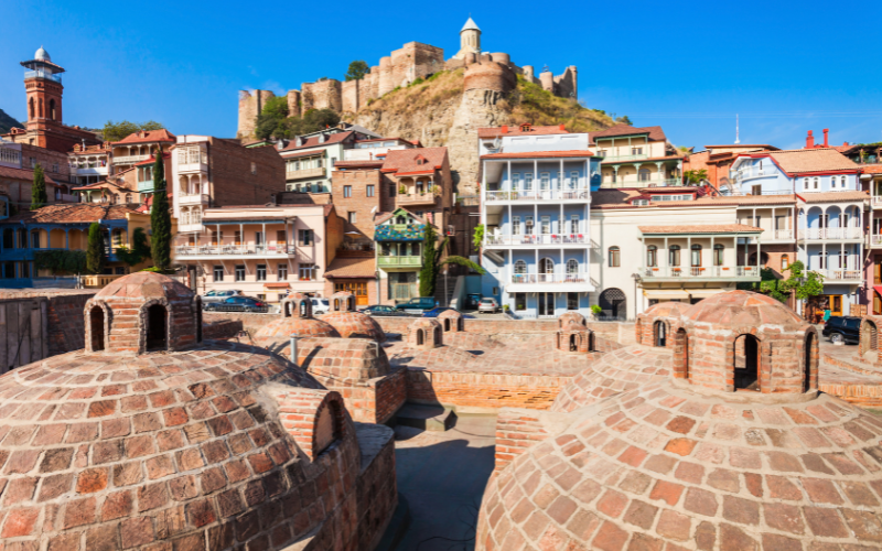 Barrio de Abanotubani, con las cúpulas de los baños de azufre y la fortaleza vigilando desde arriba