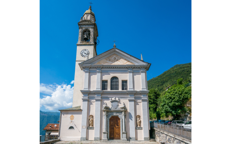 Chiesa di San Pietro e Paolo, la iglesia de Nesso que destaca por su imponente campanario