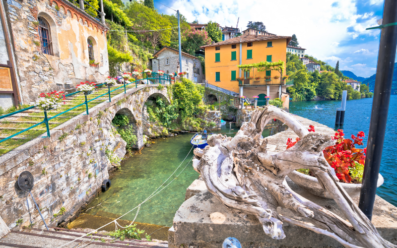 El muelle del pueblo es un lugar que transmite tranquilidad con los pequeños barcos amarrados