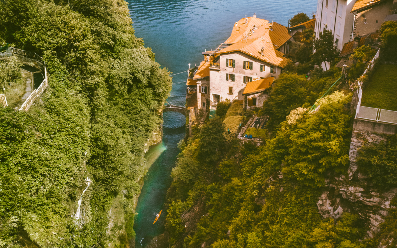 Ponte della Civera y la entrada al Orrido di Nesso vistos desde arriba