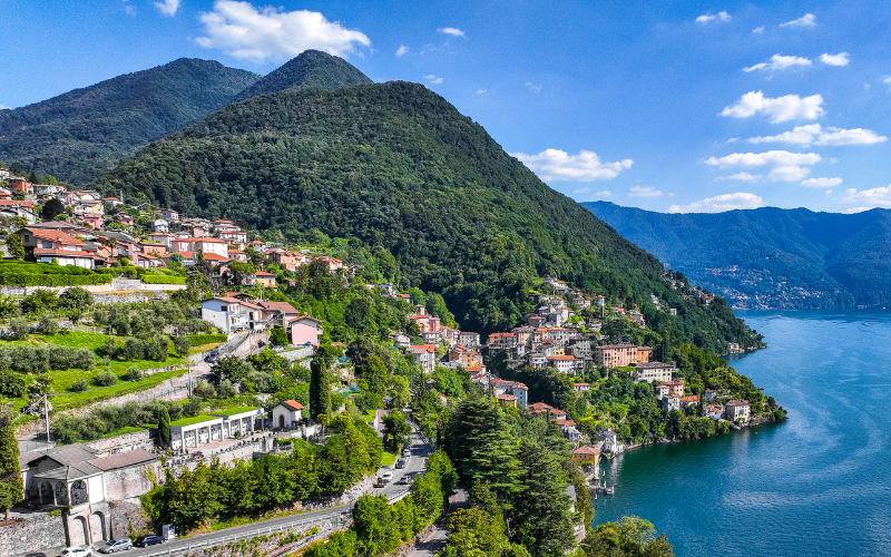 Vista aérea del pueblo donde se puede apreciar su fantástico entorno natural