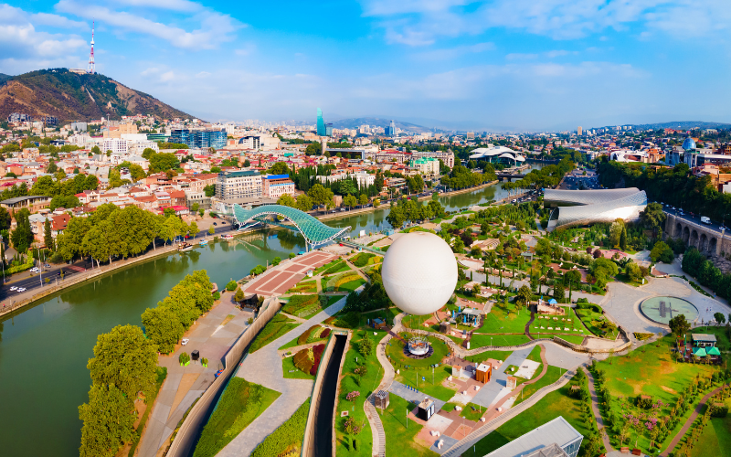 Parque Rike visto desde arriba, al lado del río Kura