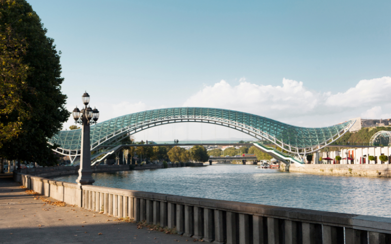 Puente de la Paz de Tiflis, que conecta el Parque Rike con el casco antiguo
