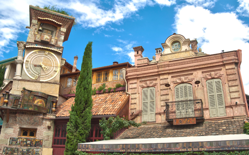 Teatro Rezo Gabriadze, con la torre del reloj a la izquierda